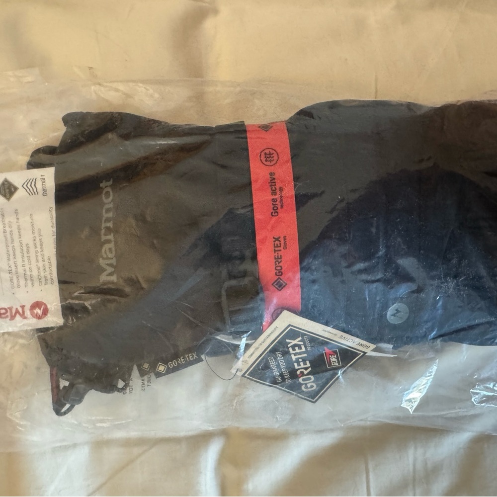 Snoasis Goretex Marmot men’s gloves size Large. 
Brand new waterproof, very warm